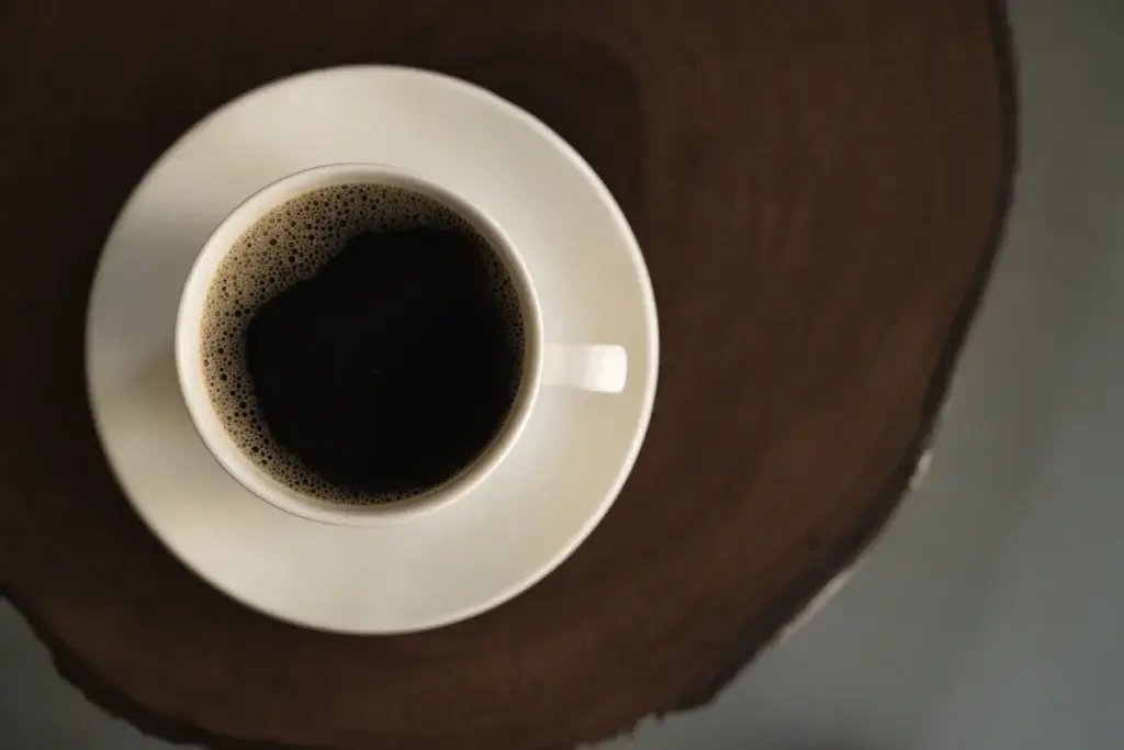 受け皿にのせた白いカップのコーヒーを、上から見たところ