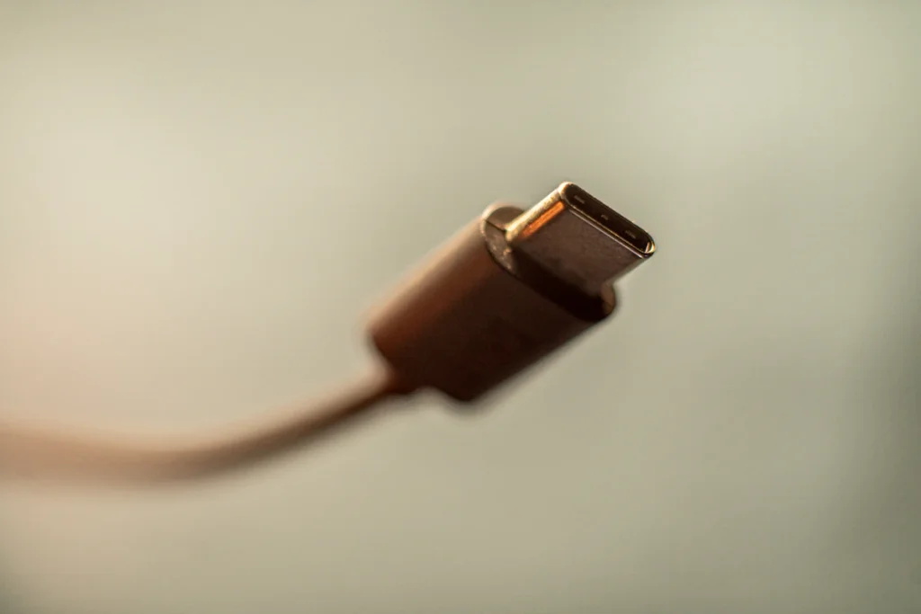 ケーブルの先のUSB-Cの端子を、近くから写したところ。背景はぼけている