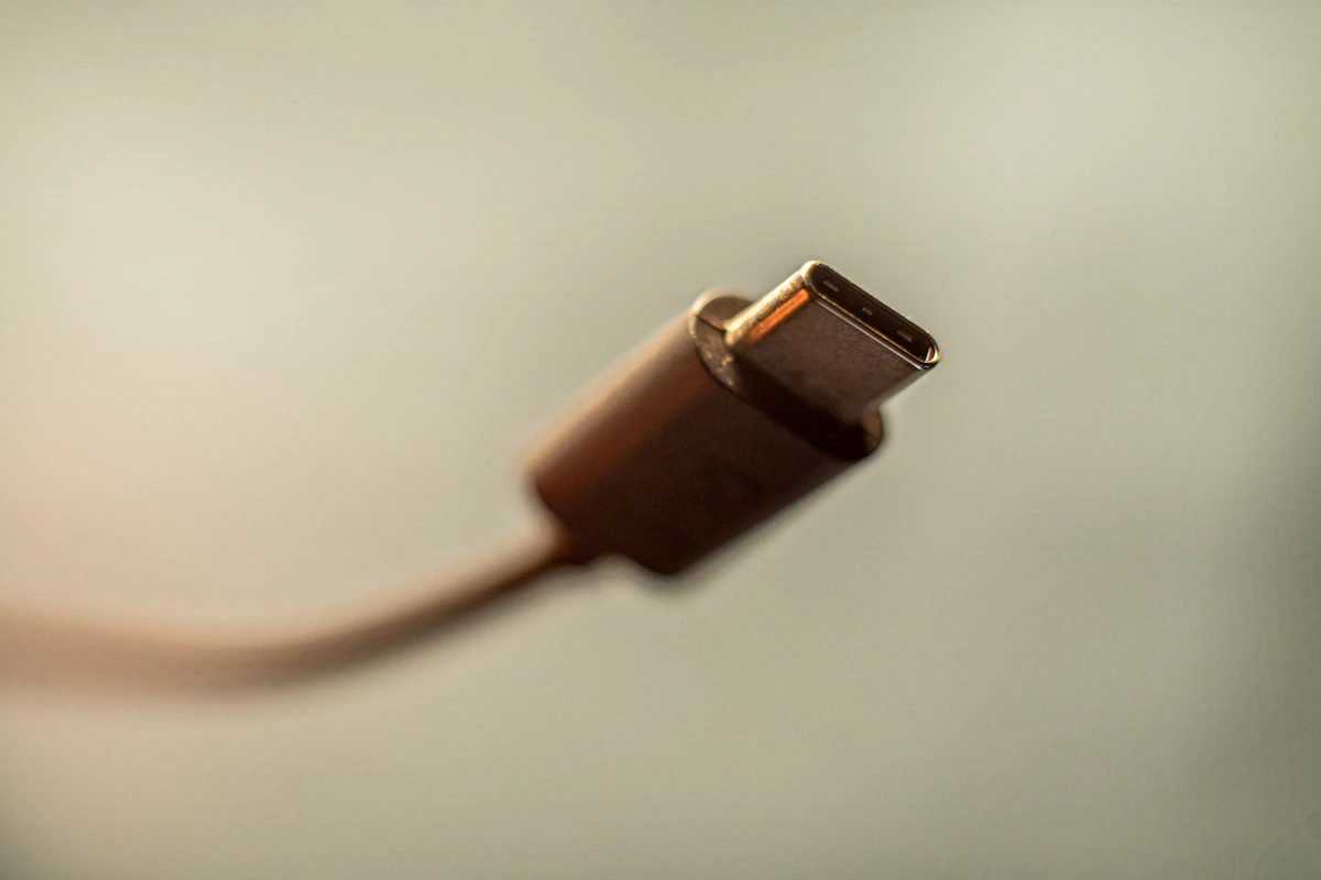 ケーブルの先のUSB-Cの端子を、近くから写したところ。背景はぼけている
